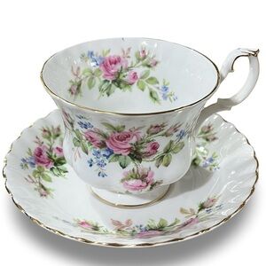 Royal Albert Made in England “Moss Rose” Teacup Floral Accents 22K Gold Trim
